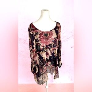 Floral Hobo Blouse. Size XL. Gently worn. Super cute! Beautiful Lace Trim!